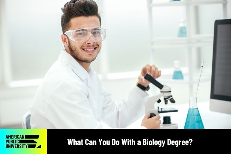 what-can-you-do-with-a-biology-degree-apu Biology degree student